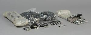 Samling bijouteri bl.a. armbånd charms ca. 900