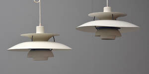 Poul Henningsen. Par PH5 pendler med skærme af hvidlakeret aluminium2