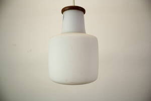 Taklampa i glas och teak