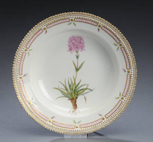 Royal Copenhagen. Flora Danica, dyb tallerk. dessin nr. 203546