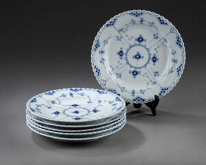 Royal Copenhagen. Musselmalet, helblonde. Seks tallerkener af porcelæn, nr. 1084 6 