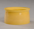 Poul Henningsen 1894-1967. En underskærm, matgul glas.