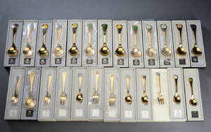 Georg Jensen. Samling årsskeer, teskeer og kagegafler 25