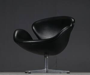 Arne Jacobsen Svanen lænestol, model 3320