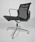 Charles Eames Armstol, med sæde i sort PVC