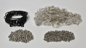 En samling div. bijouteri i form af armbånd, halskæder og charms. 520