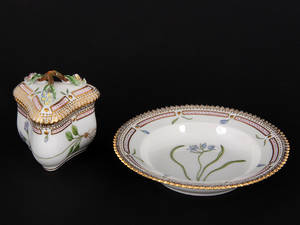 Kgl. Porcelæn Flora Danica tallerken og cremekop. 2