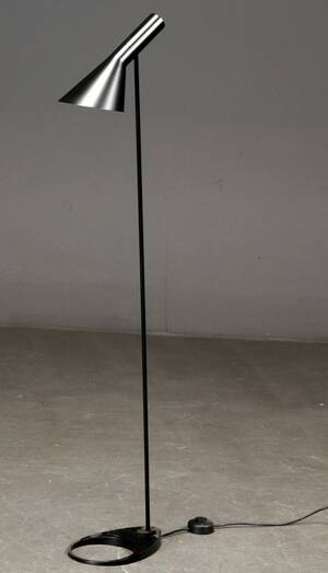 Arne Jacobsen. AJ standerlampe, sortlakeret