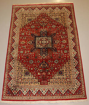 Persisk Qum silketæppe. Ca. 2000. 208 x 135.