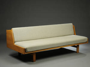 Hans J. Wegner 1914-2007. Brikssovesofa.
