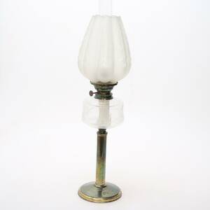 BORDSFOTOGENLAMPA. Tidigt 1900-tal.Mässing med frostad kupa. Klassisk modell