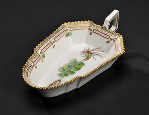 Kgl. Porcelæn, Flora Danica, bladformet asiet