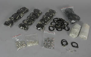 Samling bijouteri, læderarmbånd m.m. 1050 dele