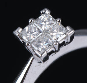 Brillantring af 18 kt. hvidguld med prinsesseslebne diamanter, i alt ca. 0.40 ct