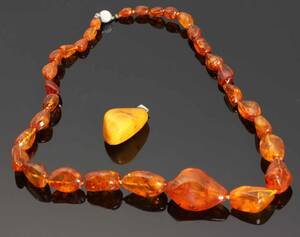 Halskæde og vedhæng af rav 2. Denne vare er sat til omsalg under nyt varenummer 4387729