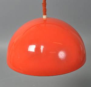 Verner Panton 1929-1998. Flowerpot pendel i orangefarvet emajle.