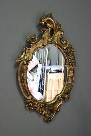 Spegel med förgylld träram