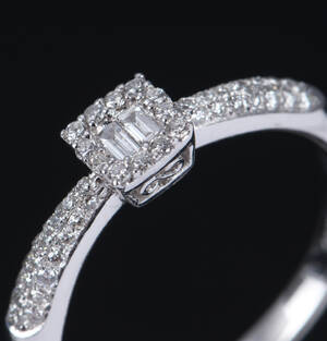 Moderne brillantring af 18 kt. hvidguld, i alt ca. 0.50 ct Denne vare er sat til omsalg under nyt varenummer 4651235