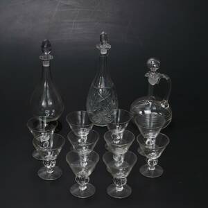 GLAS. Tio st. likörglas och tre karaffer.