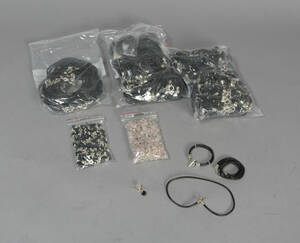 Samling bijouteri smykker læderarmbånd og charms 400