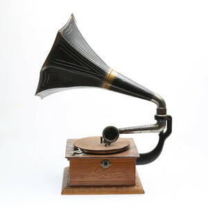 TRATTGRAMMOFON med SKIVLÅDA, tidigt 1900-tal.
