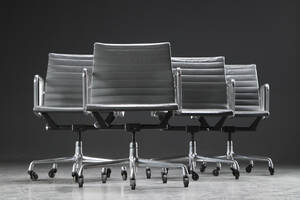 Charles Eames. Fire Kontorstole fra serien Aluminium Group Konference 4