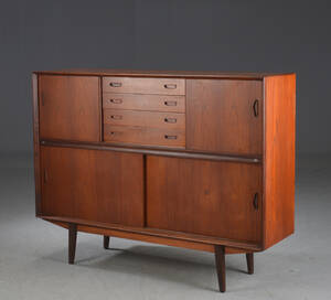 Dansk møbelproducent. Høj skænk, teaktræ  Denne vare er sat til omsalg under nyt varenummer 5017190