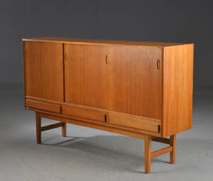 Dansk møbelproducent. Høj skænk af eg