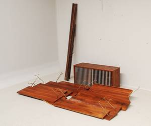 Dansk møbelproducent.  Væghængt reol i palisander