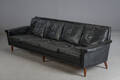 Møbelproducent. Fire-pers. sofa, sort læder