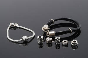 Samling bijouteri, læderarmbånd m.m. 1500