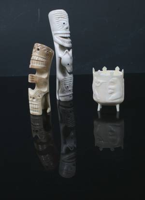 To tubilakker af ben samt skål af tand. 3