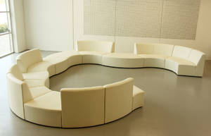 Stor moderne sofa bestående af 15 sektioner