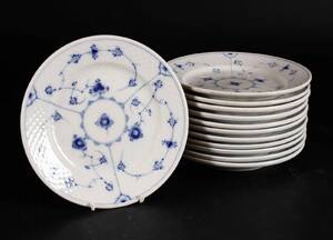 Bing  Grøndahl. Musselmalet. Hotelporcelæn, middags tallerkener 12