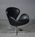 Arne Jacobsen. Svanen, lænestol, sort læder, model 3320 