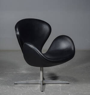 Arne Jacobsen. Svanen, lænestol, sort læder, model 3320 
