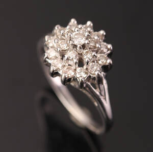 Diamantring af 14 kt hvidguld, rosett, 0.63 ct