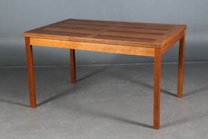 Dansk møbelproducent. Rektangulært spisebord af teak med hollandsk udtræk