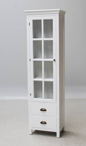 Vitrineskab, hvid antikbemalet med 1 låge og 2 skuffer