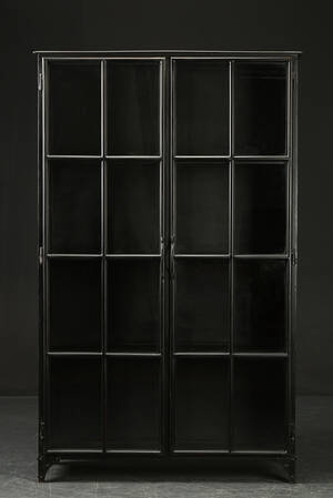 Vitrineskab i sortbemalet metal. Rustikt look. Industrielt design