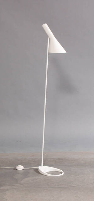 Arne Jacobsen. AJ standerlampe, hvid Denne vare er sat til omsalg under nyt varenummer 4776863