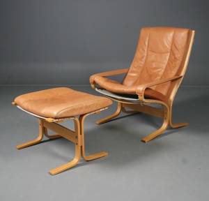 Siesta hvilestol i lyst skind med tilhørende skammel