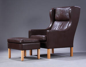 Mogens Hansen øreklapstol med tilhørende fodskammel, betrukket med chokoladebrunt læder. 2 Denne vare er sat til omsalg under nyt varenummer 4190467