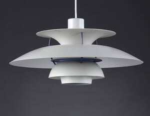 Poul Henningsen. PH5 pendel med skærme af hvidlakeret aluminium.