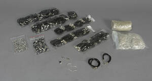 Samling bijouteri-smykker, armbånd og charms ca. 560