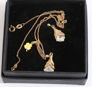 Örhängen ett par samt halsband med hänge, 18k