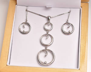 White ice, London, smykkesæt med diamanter, ørelokker og halskæde med vedhæng Denne auktion er annulleret2023119