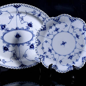 UPPLÄGGNINGSFAT, 2 st, Musselmalet, helblond, Royal Copenhagen.