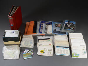 Færøerne. Flyttekasse med samling frimærker