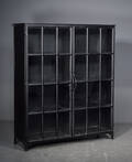 Glasvitrine i håndlavet industrielt design 